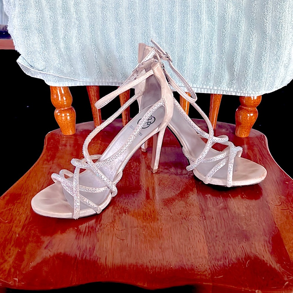 Size 10 Daisy Fuentes high heels!